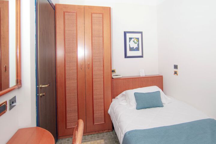 Room 15 of 40