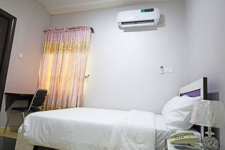Room 9 of 32