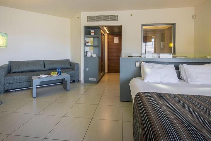 Room 32 of 147