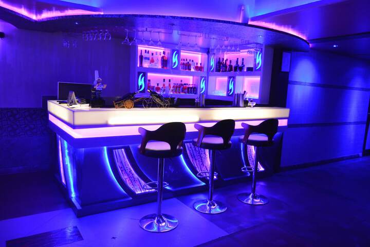 Lounge 33 of 48