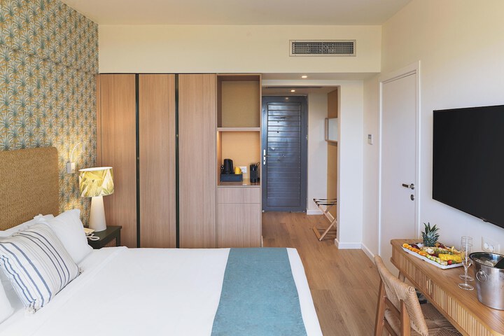 Room 26 of 136