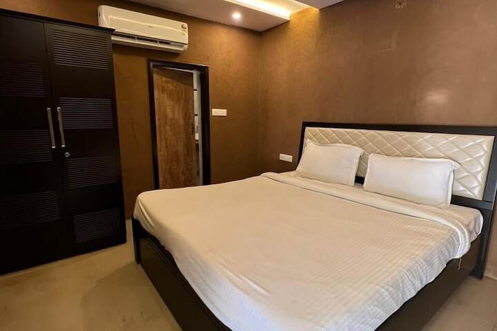 Room 2 of 35