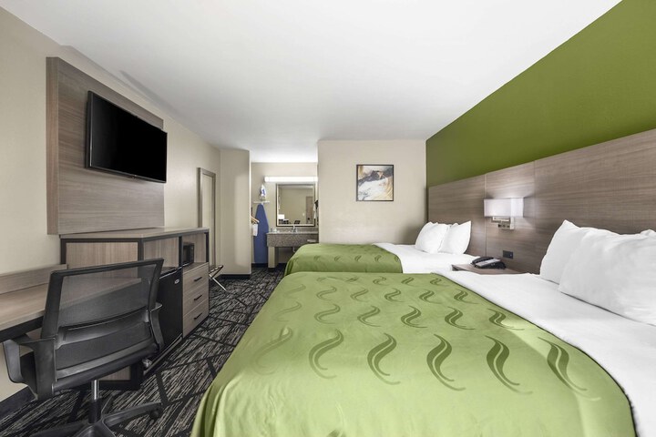 2 Double Beds (3 of 10)