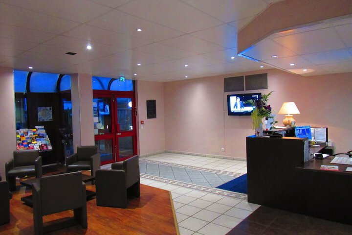 Check-in/check-out kiosk