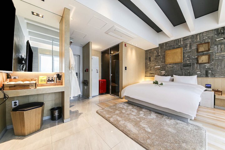 Room 28 of 74