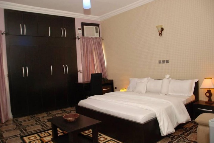 Room 5 of 17