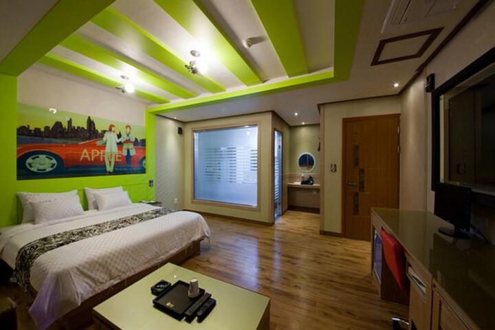 Room 4 of 6