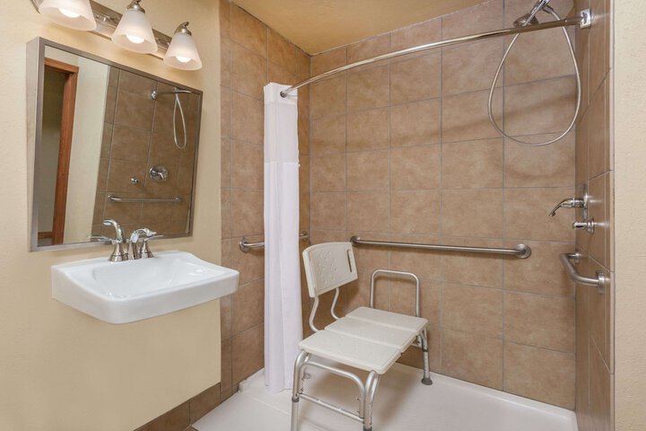 1 Queen Bed Mobility Accessible (3 of 10)