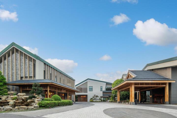 Hyakumangoku Onsen Hotel