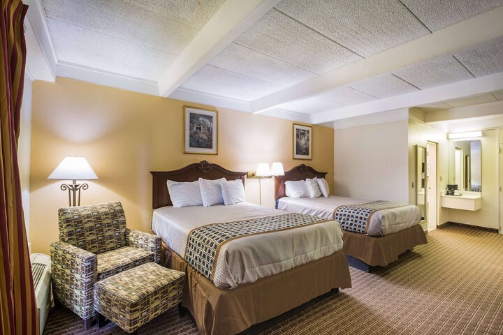 2 Queen Beds (3 of 3)
