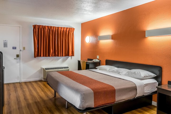 1 King Bed (8 of 11)
