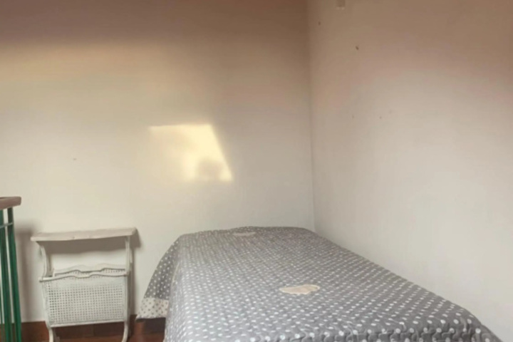 Room 4 of 8