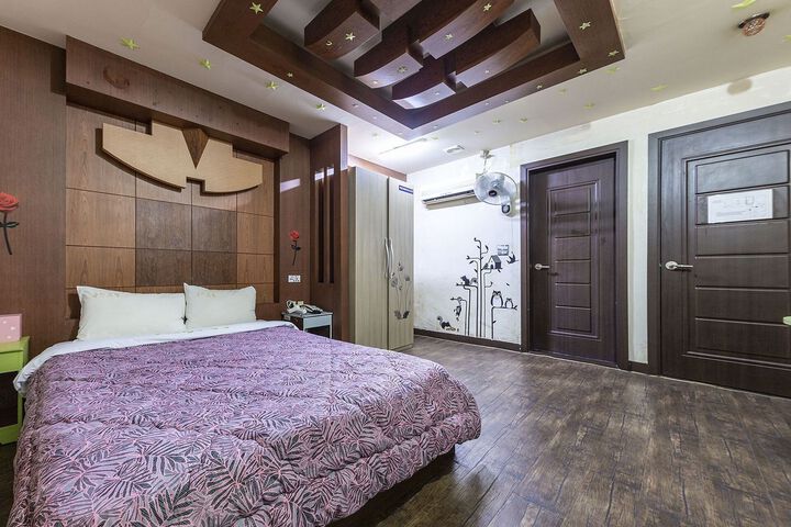 Room 9 of 27