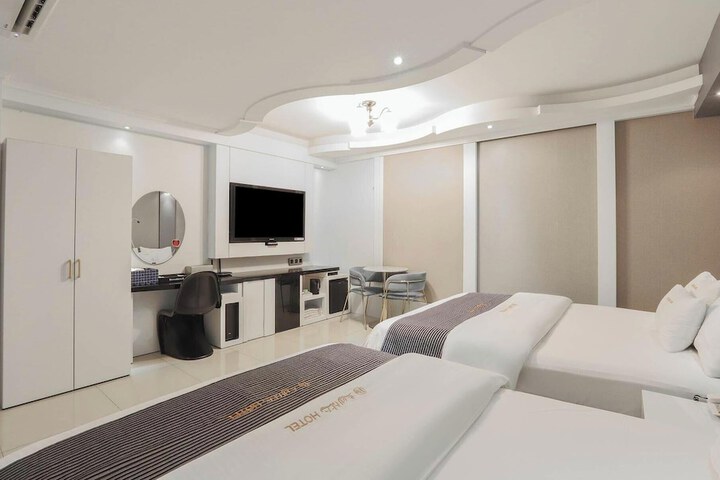 Room 6 of 80