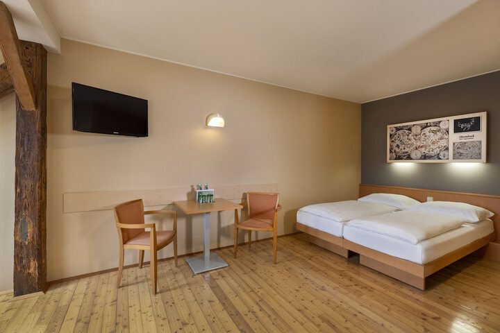 Room 6 of 34