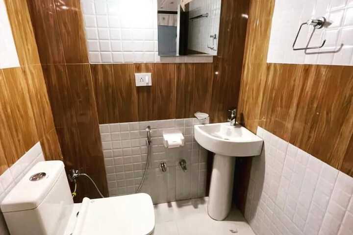 Room 4 of 18