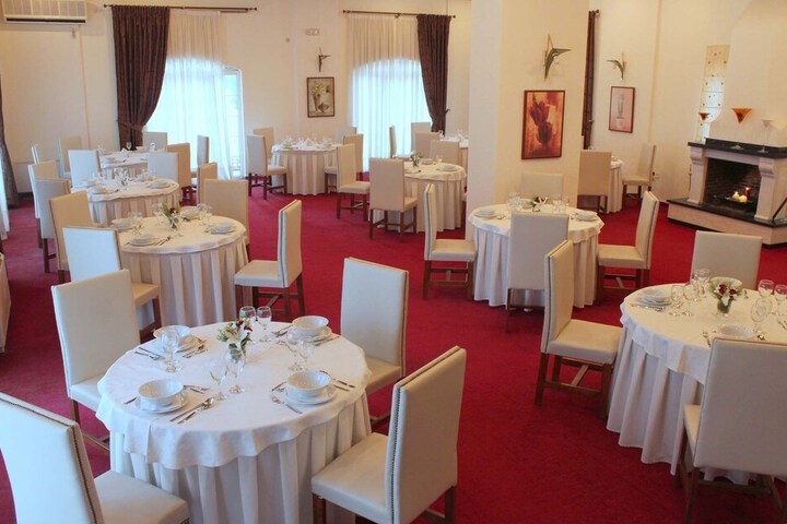 Ballroom/Hall 32 of 34