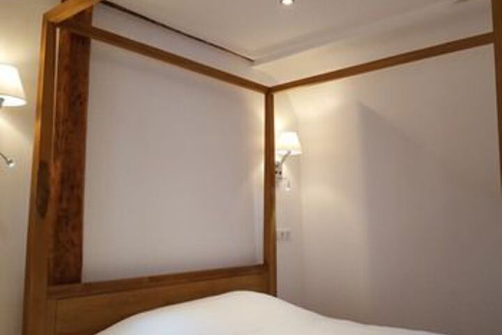 Room 9 of 15