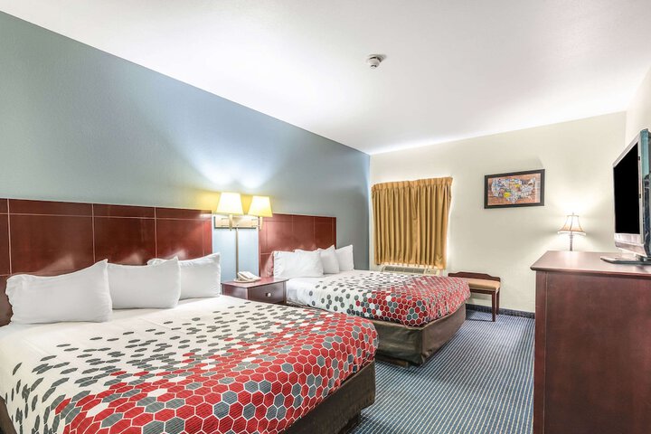 2 Queen Beds (7 of 8)