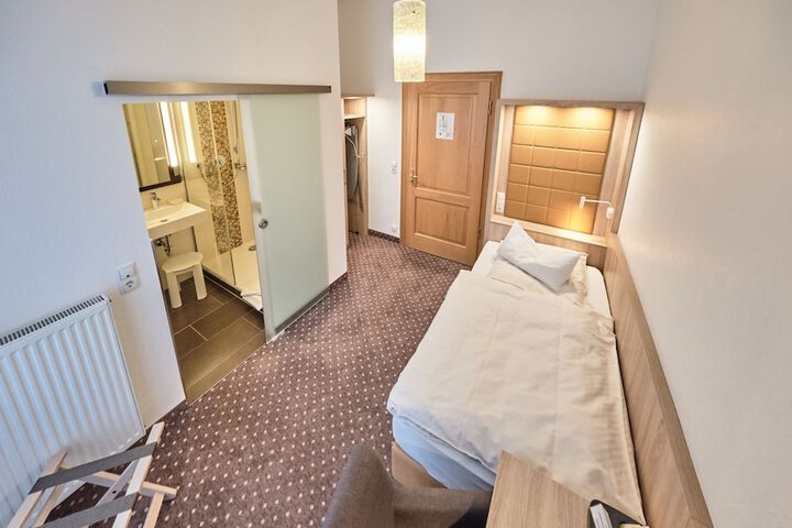 Room 17 of 38