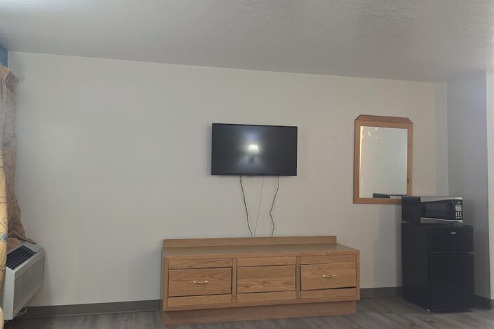 Room 8 of 33