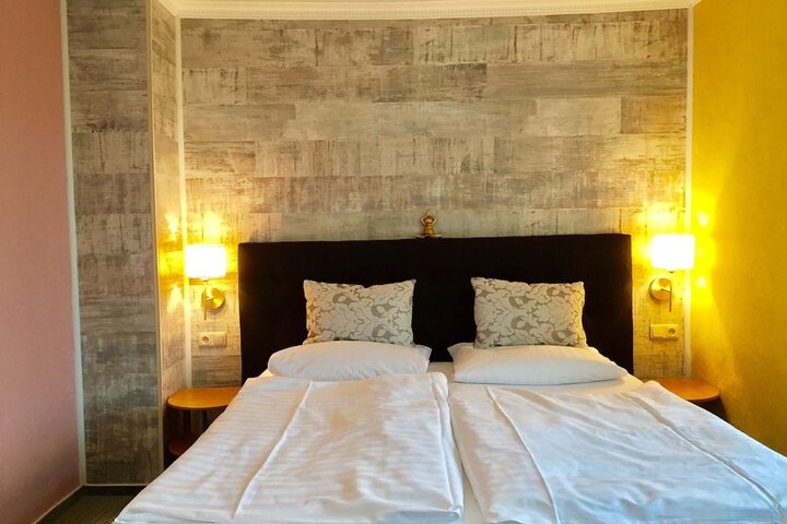 Room 4 of 77