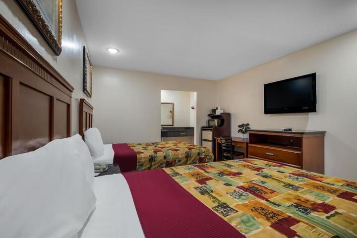1 Queen Bed (6 of 6)