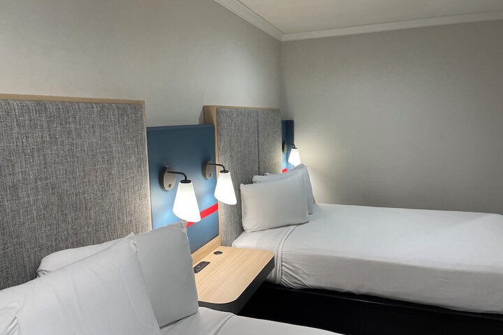 2 Queen Beds Microwave and Refrigerator Full Breakfast (12 of 15)