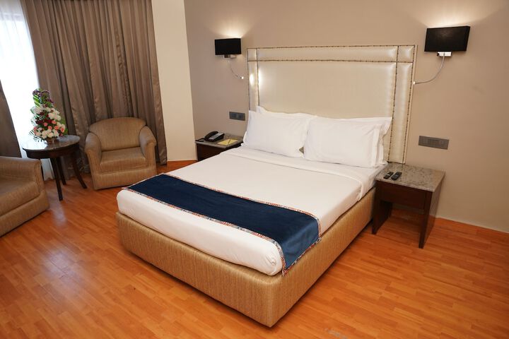 Room 35 of 76