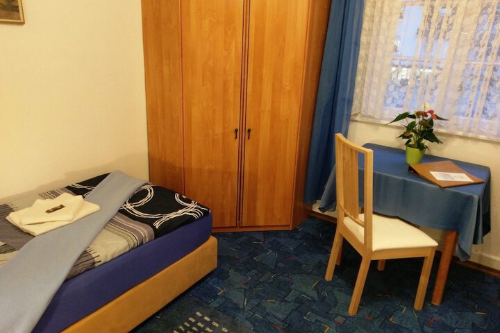 Room 6 of 14
