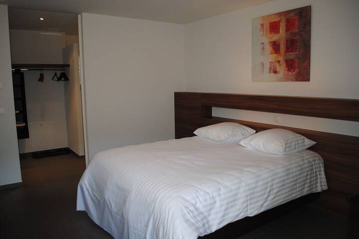 Room 11 of 77