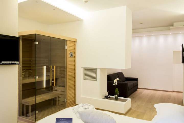 Room 6 of 104