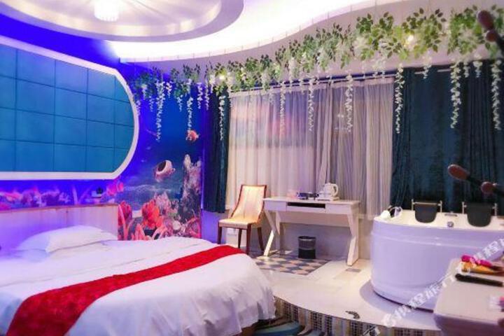 Guoran Theme Hotel (Wuhan Lingjiaohu Wanda)