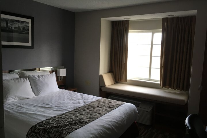 1 Queen Bed (11 of 14)
