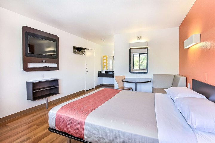 Queen Bed Accessible (4 of 10)