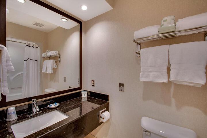 1 King Bed Microwave and Refrigerator WiFi Full Breakfast (13 of 15)