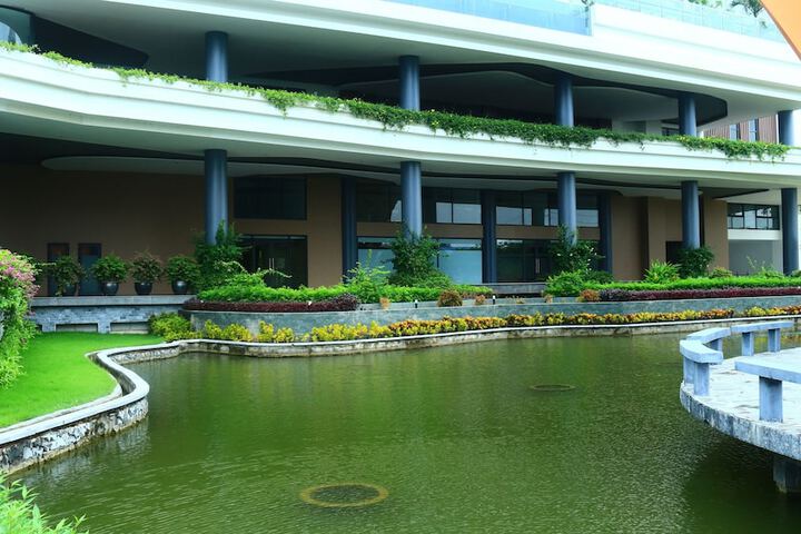 Hotel Exterior 118 of 122