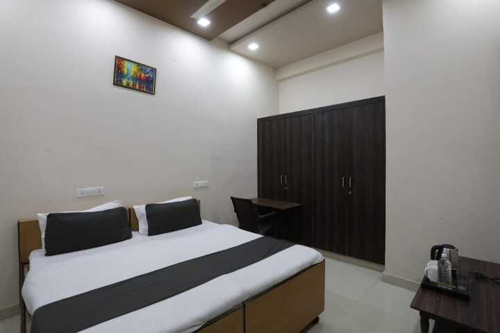 Room 5 of 12