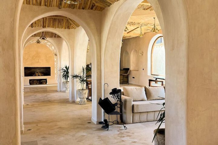 Lounge 45 of 61