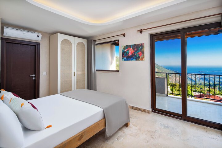 Room 5 of 74
