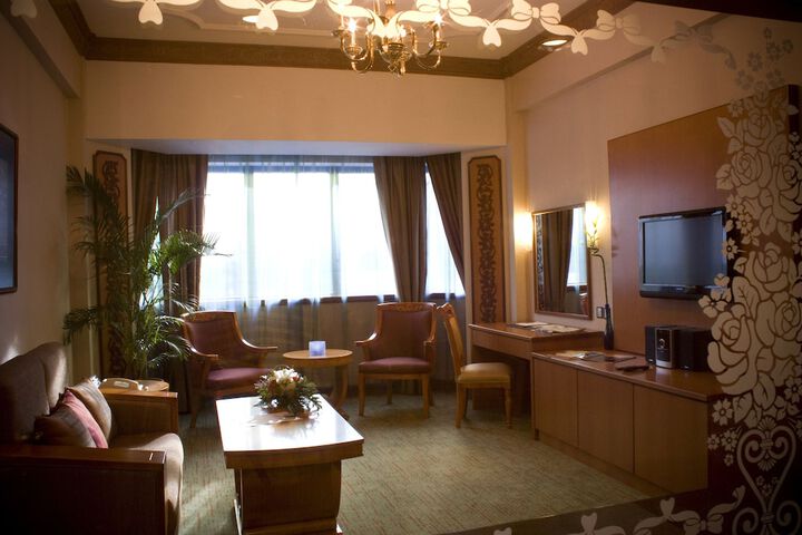 Room 7 of 18