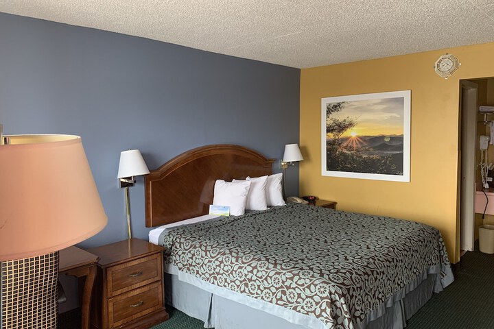 1 King Bed (1 of 9)