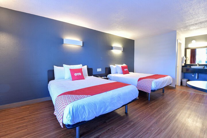 2 Queen Beds (10 of 13)