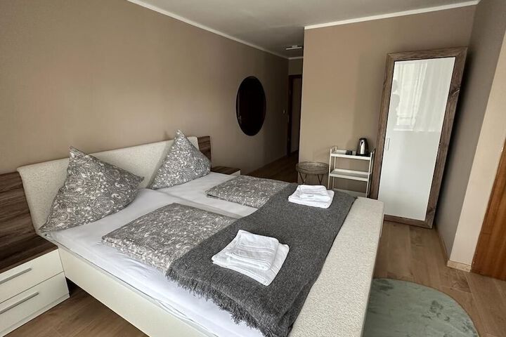 Room 6 of 10