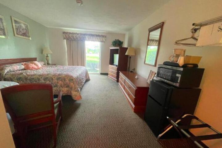 2 Queen Beds (2 of 2)