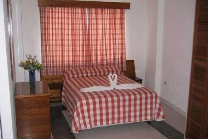 Room 4 of 8