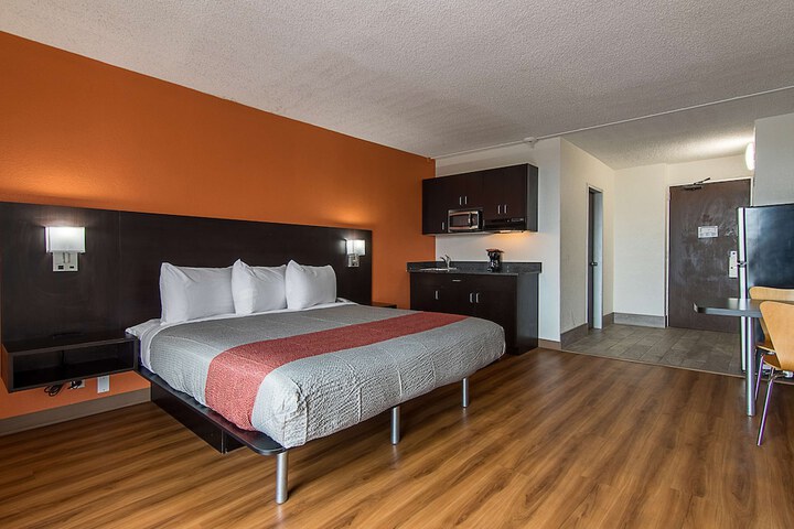 1 King Bed (6 of 15)