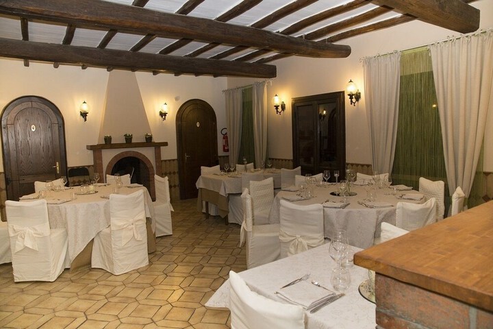 Dining 4 of 8