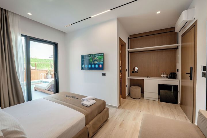 Room 115 of 244