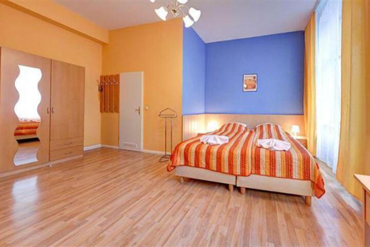 HOTEL-PENSION AM SAVIGNYPLATZ